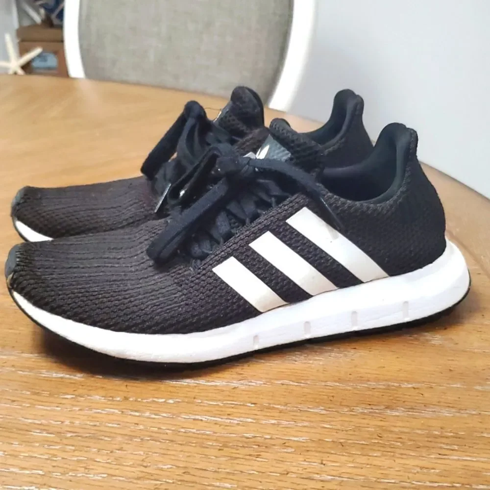 Adidas Lifestyle Cloudfoam Black/White Running Shoe women, Size 6.5